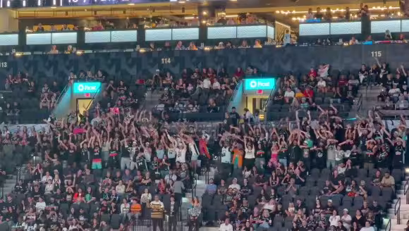 不一样的风景~来看看马刺球迷是怎么干扰对方罚球的👀